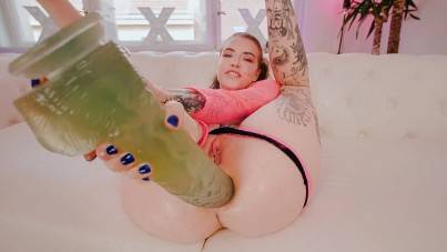 Her Ass Is A Stretching Hero